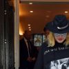 Exclusif - Madonna sort à l'aide d'une béquille de l'hôpital King Edward VII à Londres sans la moindre protection pendant l'épidémie de Coronavirus Covid-19, le 29 mai 2020.