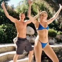 Miley Cyrus s'amuse en bikini avec son chéri Cody Simpson