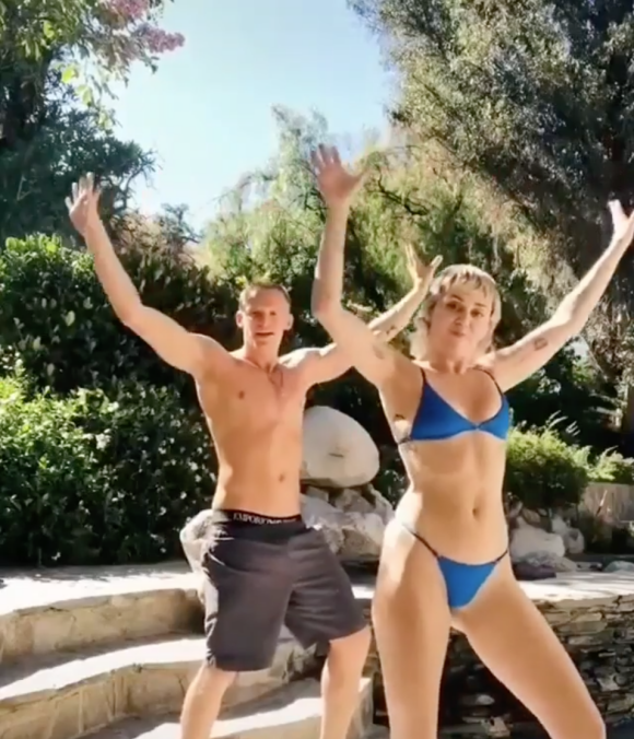 Miley Cyrus et Cody Simpson exécutent une chorégraphie sur la chanson "Gonna Make You Sweat (Everybody Dance Now)" de C+C Music Factory. Juillet 2020.