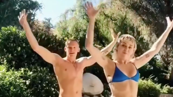 Miley Cyrus s'amuse en bikini avec son chéri Cody Simpson