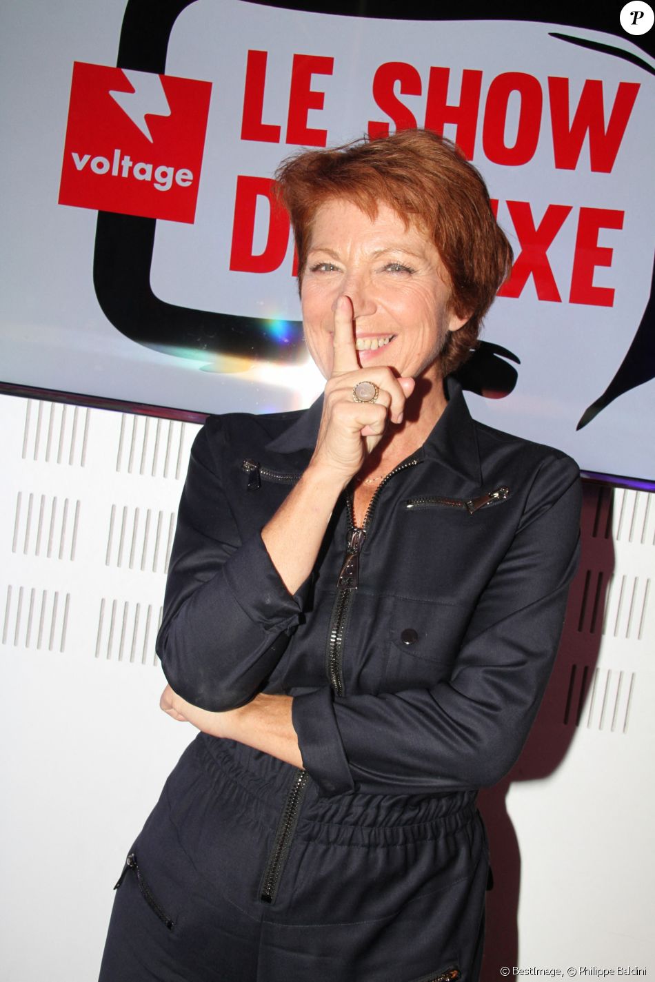 Véronique Genest participe à l'émission Le show de Luxe sur la radio Voltage à Paris le 8