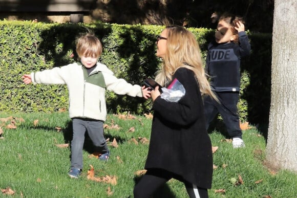 Exclusif - Naya Rivera se promène avec son fils Josey et des amis à Los Angeles le 28 décembre 2018.