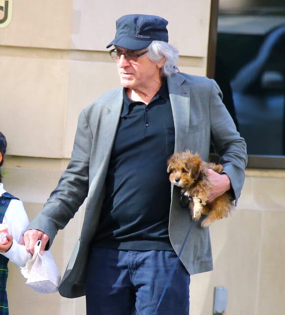 Robert De Niro est allé chercher sa fille Helen Grace De Niro à la sortie des classes sur Madison Avenue à New York. Le 24 avril 2019.