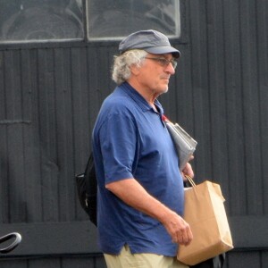 Exclusif - Robert De Niro s'apprête à s'envoler avec un ami de l'héliport de Blade à New York. Le 8 août 2019.