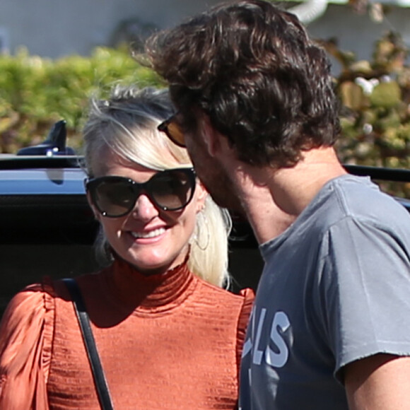 Laeticia Hallyday est allée déjeuner au restaurant MTN Venice avec sa mère Françoise Thibaut, son compagnon Pascal Balland et sa fille Mathilde à Los Angeles, le 19 octobre 2019.