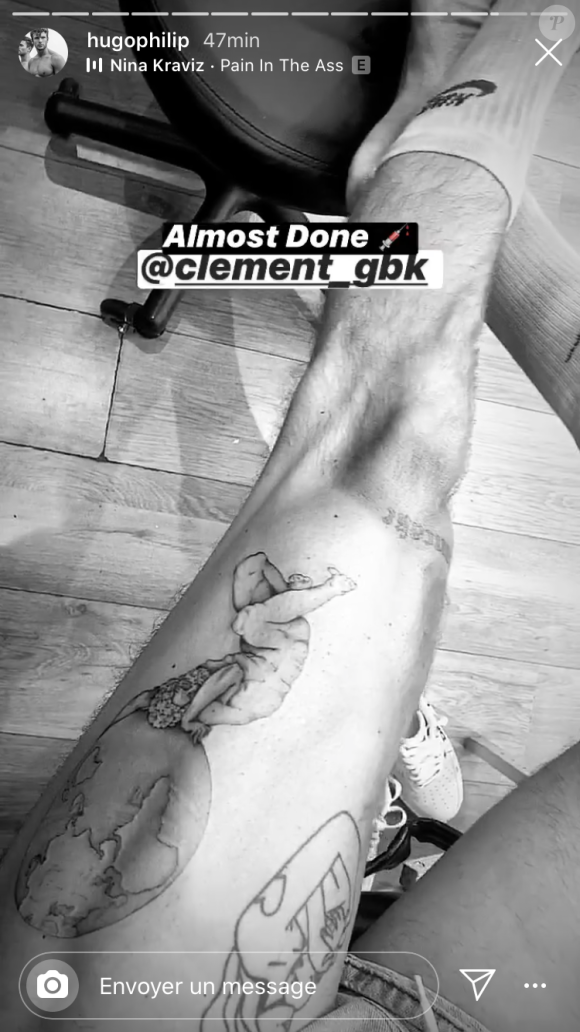 Hugo Philip s'est rendu dans salon de tatouage le 13 juillet 2020. Il s'est fait inscrire sur la peau la date de son mariage, le 17 juillet, et un dessin d'Atlas portant le monde. 