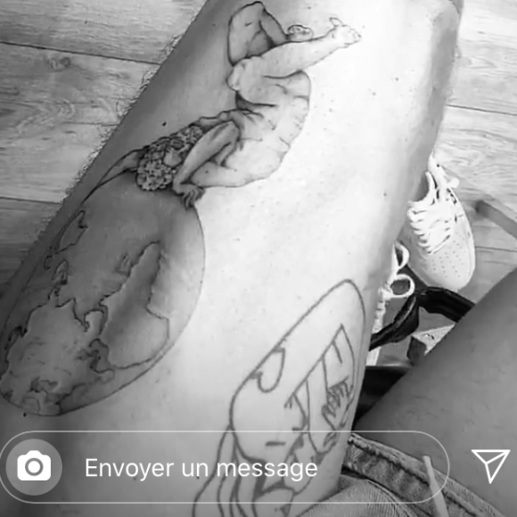 Hugo Philip s'est rendu dans salon de tatouage le 13 juillet 2020. Il s'est fait inscrire sur la peau la date de son mariage, le 17 juillet, et un dessin d'Atlas portant le monde. 