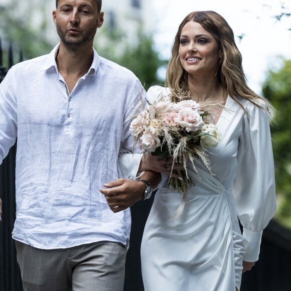 Caroline Receveur et son frère - Caroline Receveur et Hugo Philip arrivent à la Mairie du 16ème arrondissement à Paris pour leur mariage, le 11 juillet 2020.