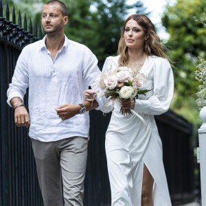 Caroline Receveur et son frère - Caroline Receveur et Hugo Philip arrivent à la Mairie du 16ème arrondissement à Paris pour leur mariage, le 11 juillet 2020.