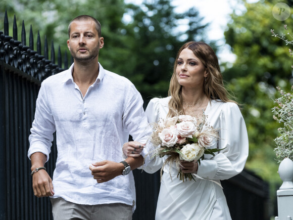 Caroline Receveur et son frère - Caroline Receveur et Hugo Philip arrivent à la Mairie du 16ème arrondissement à Paris pour leur mariage, le 11 juillet 2020.