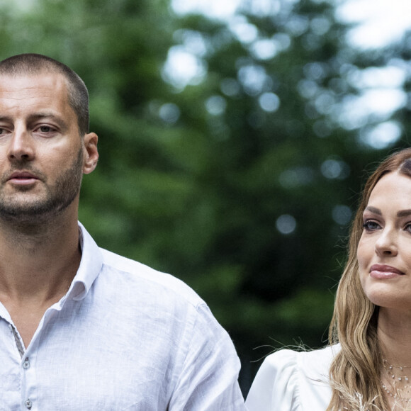 Caroline Receveur et son frère - Caroline Receveur et Hugo Philip arrivent à la Mairie du 16ème arrondissement à Paris pour leur mariage, le 11 juillet 2020.