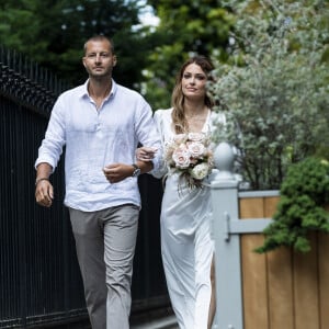 Caroline Receveur et son frère - Caroline Receveur et Hugo Philip arrivent à la Mairie du 16ème arrondissement à Paris pour leur mariage, le 11 juillet 2020.