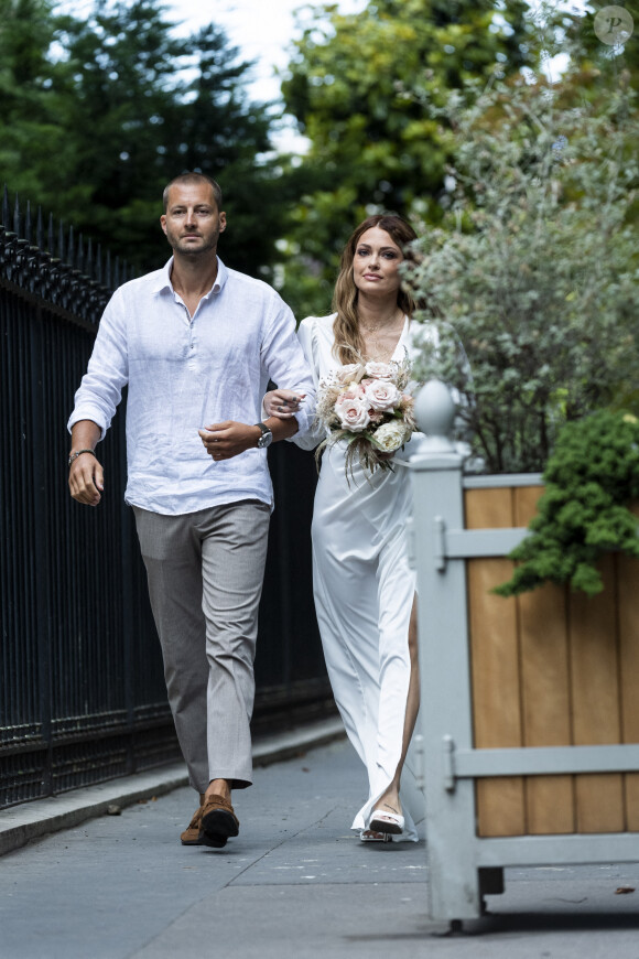Caroline Receveur et son frère - Caroline Receveur et Hugo Philip arrivent à la Mairie du 16ème arrondissement à Paris pour leur mariage, le 11 juillet 2020.