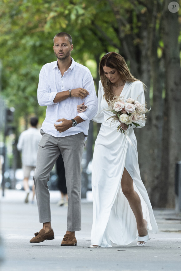 Caroline Receveur et son frère - Caroline Receveur et Hugo Philip arrivent à la Mairie du 16ème arrondissement à Paris pour leur mariage, le 11 juillet 2020.