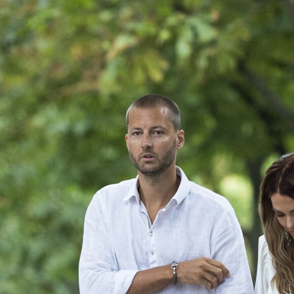 Caroline Receveur et son frère - Caroline Receveur et Hugo Philip arrivent à la Mairie du 16ème arrondissement à Paris pour leur mariage, le 11 juillet 2020.