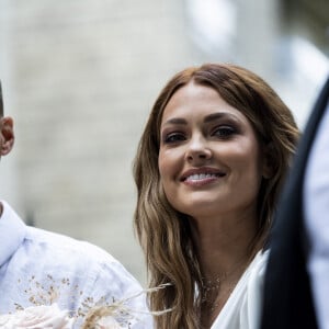 Caroline Receveur - Caroline Receveur et Hugo Philip arrivent à la Mairie du 16ème arrondissement à Paris pour leur mariage, le 11 juillet 2020. Veuillez flouter le visage des enfants avant publication  Please hide children faces prior publication Caroline Receveur and Hugo Philip are seen arriving at the town hall for their wedding in Paris, on July 11th 2020.11/07/2020 - Paris