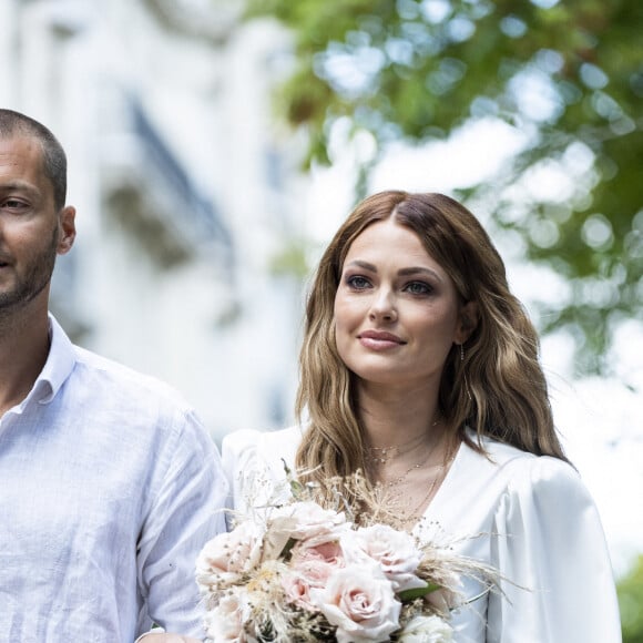 Caroline Receveur et son frère - Caroline Receveur et Hugo Philip arrivent à la Mairie du 16ème arrondissement à Paris pour leur mariage, le 11 juillet 2020. Veuillez flouter le visage des enfants avant publication  Please hide children faces prior publication Caroline Receveur and Hugo Philip are seen arriving at the town hall for their wedding in Paris, on July 11th 2020.11/07/2020 - Paris