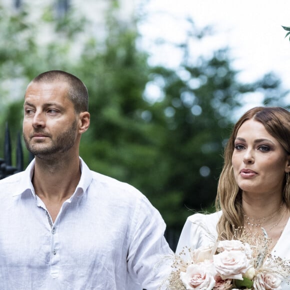 Caroline Receveur et son frère - Caroline Receveur et Hugo Philip arrivent à la Mairie du 16ème arrondissement à Paris pour leur mariage, le 11 juillet 2020. Veuillez flouter le visage des enfants avant publication  Please hide children faces prior publication Caroline Receveur and Hugo Philip are seen arriving at the town hall for their wedding in Paris, on July 11th 2020.11/07/2020 - Paris