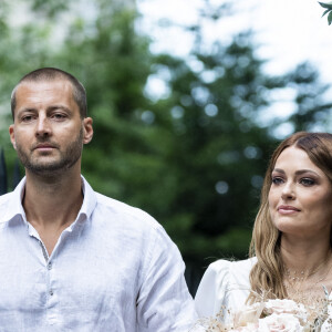 Caroline Receveur et son frère - Caroline Receveur et Hugo Philip arrivent à la Mairie du 16ème arrondissement à Paris pour leur mariage, le 11 juillet 2020. Veuillez flouter le visage des enfants avant publication  Please hide children faces prior publication Caroline Receveur and Hugo Philip are seen arriving at the town hall for their wedding in Paris, on July 11th 2020.11/07/2020 - Paris