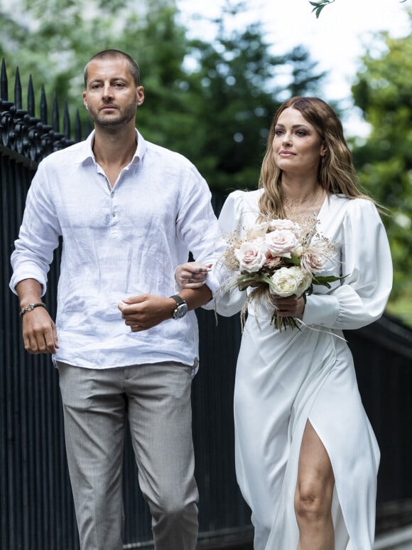 Caroline Receveur et son frère - Caroline Receveur et Hugo Philip arrivent à la Mairie du 16ème arrondissement à Paris pour leur mariage, le 11 juillet 2020. Veuillez flouter le visage des enfants avant publication  Please hide children faces prior publication Caroline Receveur and Hugo Philip are seen arriving at the town hall for their wedding in Paris, on July 11th 2020.11/07/2020 - Paris