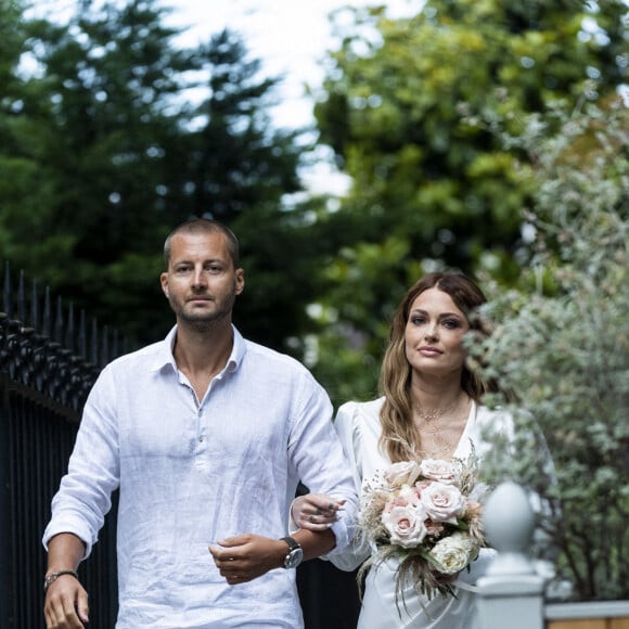 Caroline Receveur et son frère - Caroline Receveur et Hugo Philip arrivent à la Mairie du 16ème arrondissement à Paris pour leur mariage, le 11 juillet 2020. Veuillez flouter le visage des enfants avant publication  Please hide children faces prior publication Caroline Receveur and Hugo Philip are seen arriving at the town hall for their wedding in Paris, on July 11th 2020.11/07/2020 - Paris