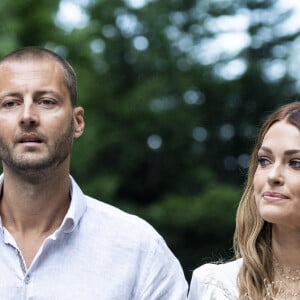 Caroline Receveur et son frère - Caroline Receveur et Hugo Philip arrivent à la Mairie du 16ème arrondissement à Paris pour leur mariage, le 11 juillet 2020. Veuillez flouter le visage des enfants avant publication  Please hide children faces prior publication Caroline Receveur and Hugo Philip are seen arriving at the town hall for their wedding in Paris, on July 11th 2020.11/07/2020 - Paris