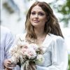 Caroline Receveur - Caroline Receveur et Hugo Philip arrivent à la Mairie du 16ème arrondissement à Paris pour leur mariage, le 11 juillet 2020.