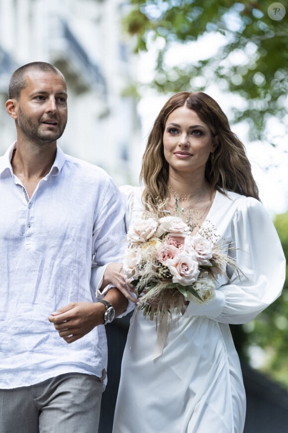 Caroline Receveur et son frère - Caroline Receveur et Hugo Philip arrivent à la Mairie du 16ème arrondissement à Paris pour leur mariage, le 11 juillet 2020.