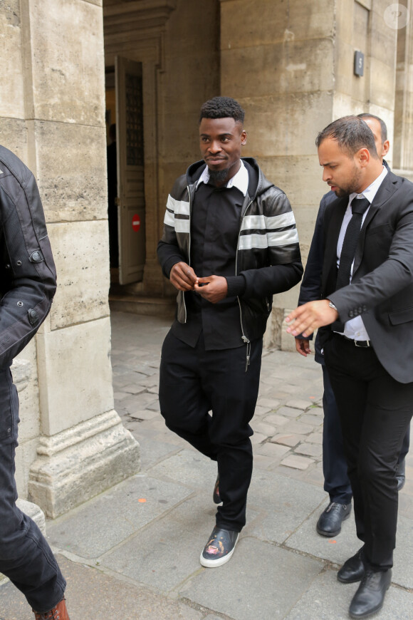Le défenseur du Paris Saint-Germain (PSG) Serge Aurier sort du palais de justice de Paris, France, le 26 septembre 2016. © CVS/Bestimage