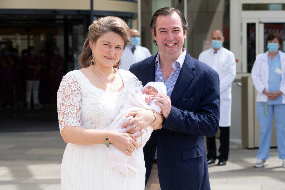 La princesse Stéphanie et le prince Guillaume de Luxembourg avec leur fils le prince Charles à la sortie de la maternité le 13 mai 2010, trois jours après la naissance du bébé. © David Niviere/ABACAPRESS.COM