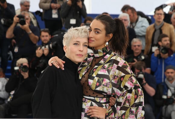 Jeanne Added et Camélia Jordana au photocall du film "Haut les filles" lors du 72e Festival International du Film de Cannes, France, le 21 mai 2019. © Jacovides-Moreau/Bestimage