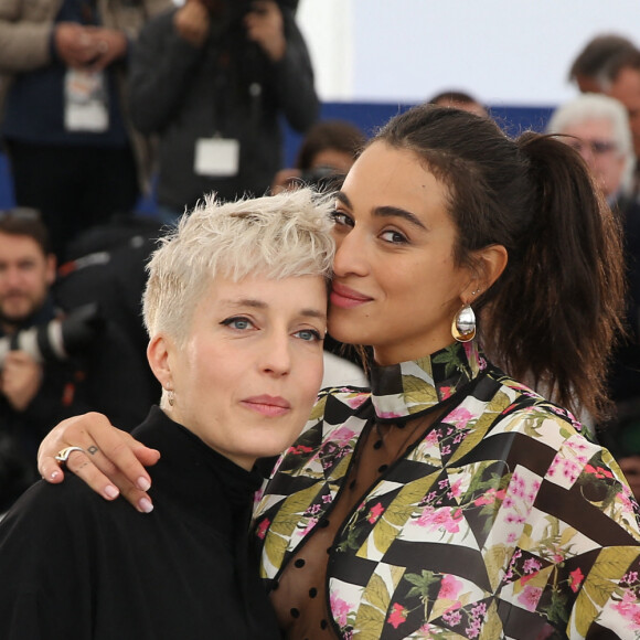 Jeanne Added et Camélia Jordana au photocall du film "Haut les filles" lors du 72e Festival International du Film de Cannes, France, le 21 mai 2019. © Jacovides-Moreau/Bestimage