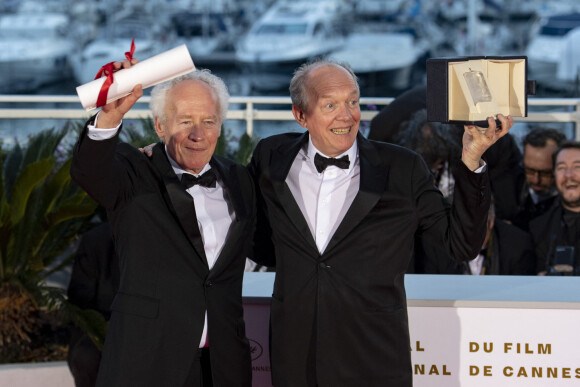 Jean-Pierre et Luc Dardenne (Prix de la mise en scène pour "Le jeune Ahmed") au photocall des lauréats, après la cérémonie de clôture du 72ème Festival International du Film de Cannes, le 25 mai 2019.