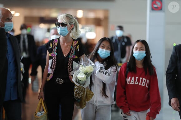 Laeticia Hallyday et ses filles Jade et Joy arrivent, avec des masques de protection contre l'épidémie de coronavirus (Covid-19), à l'aéroport de Paris-Charles-de-Gaulle à Roissy-en-France, France, le 18 juin 2020.