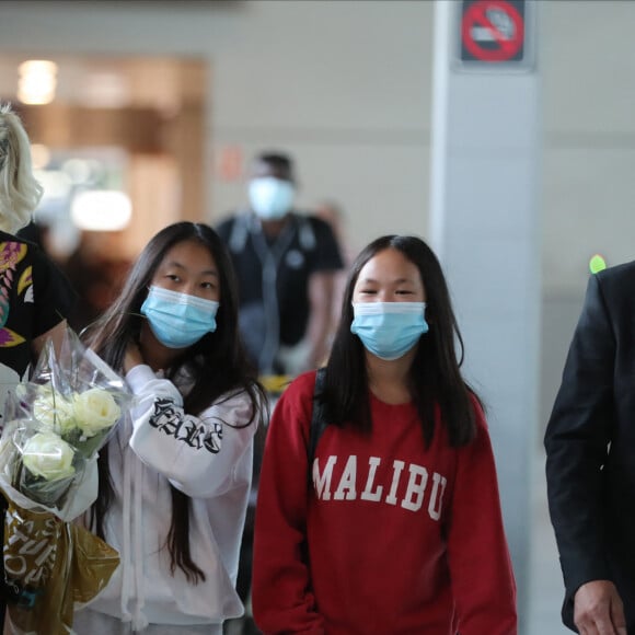 Laeticia Hallyday et ses filles Jade et Joy arrivent, avec des masques de protection contre l'épidémie de coronavirus (Covid-19), à l'aéroport de Paris-Charles-de-Gaulle à Roissy-en-France, France, le 18 juin 2020.