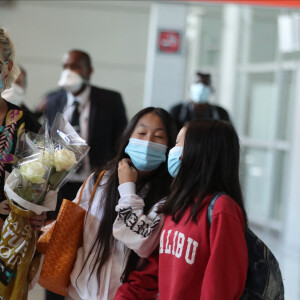 Laeticia Hallyday et ses filles Jade et Joy arrivent, avec des masques de protection contre l'épidémie de coronavirus (Covid-19), à l'aéroport de Paris-Charles-de-Gaulle à Roissy-en-France, France, le 18 juin 2020.