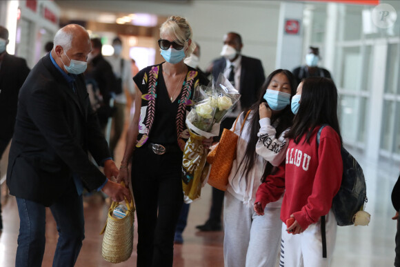 Laeticia Hallyday et ses filles Jade et Joy arrivent, avec des masques de protection contre l'épidémie de coronavirus (Covid-19), à l'aéroport de Paris-Charles-de-Gaulle à Roissy-en-France, France, le 18 juin 2020.