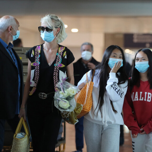 Laeticia Hallyday et ses filles Jade et Joy arrivent, avec des masques de protection contre l'épidémie de coronavirus (Covid-19), à l'aéroport de Paris-Charles-de-Gaulle à Roissy-en-France, France, le 18 juin 2020.