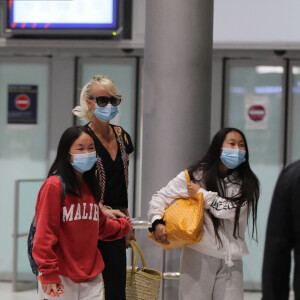 Laeticia Hallyday et ses filles Jade et Joy arrivent, avec des masques de protection contre l'épidémie de coronavirus (Covid-19), à l'aéroport de Paris-Charles-de-Gaulle à Roissy-en-France, France, le 18 juin 2020.