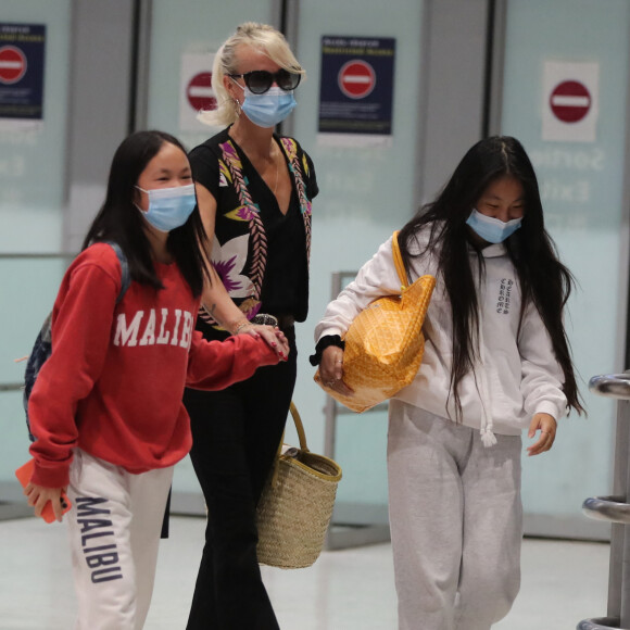 Laeticia Hallyday et ses filles Jade et Joy arrivent, avec des masques de protection contre l'épidémie de coronavirus (Covid-19), à l'aéroport de Paris-Charles-de-Gaulle à Roissy-en-France, France, le 18 juin 2020.