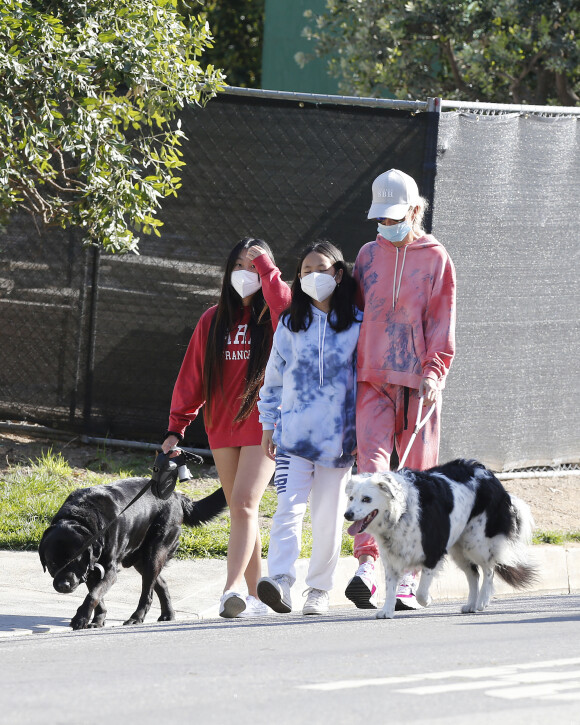 Christina arrive en fin d'après-midi chez Laeticia avec son chien Bono et des masques de protection à la main. Laeticia Hallyday, ses filles Jade et Joy, Christina, avec des masques, et leurs chiens Santos, Cheyenne et Bono se promènent dans le quartier de Pacific Palisades, à Los Angeles, Californie, Etats-Unis, le 3 avril 2020, pendant la période de confinement.