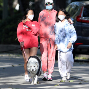 Christina arrive en fin d'après-midi chez Laeticia avec son chien Bono et des masques de protection à la main. Laeticia Hallyday, ses filles Jade et Joy, Christina, avec des masques, et leurs chiens Santos, Cheyenne et Bono se promènent dans le quartier de Pacific Palisades, à Los Angeles, Californie, Etats-Unis, le 3 avril 2020, pendant la période de confinement.