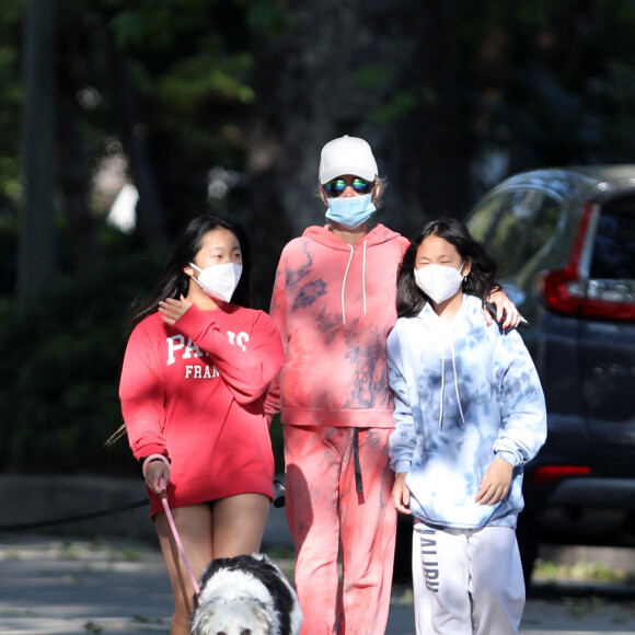 Christina arrive en fin d'après-midi chez Laeticia avec son chien Bono et des masques de protection à la main. Laeticia Hallyday, ses filles Jade et Joy, Christina, avec des masques, et leurs chiens Santos, Cheyenne et Bono se promènent dans le quartier de Pacific Palisades, à Los Angeles, Californie, Etats-Unis, le 3 avril 2020, pendant la période de confinement.