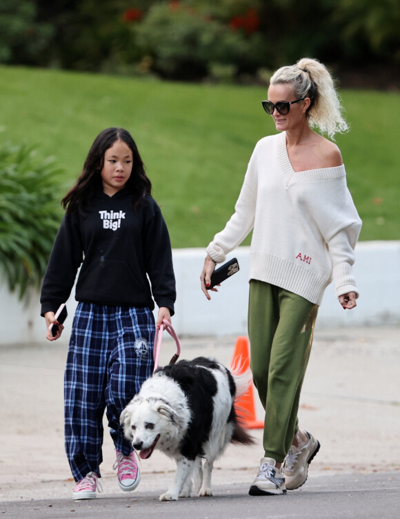 Laeticia Hallyday et ses filles Jade, 15 ans, et Joy, 11 ans, promènent leur chien Cheyenne dans le quartier de Brentwood à Los Angeles, pendant la période de confinement liée à l'épidémie de coronavirus (Covid-19), le 1er avril 2020.
