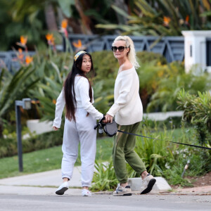 Laeticia Hallyday et ses filles Jade, 15 ans, et Joy, 11 ans, promènent leur chien Cheyenne dans le quartier de Brentwood à Los Angeles, pendant la période de confinement liée à l'épidémie de coronavirus (Covid-19), le 1er avril 2020.