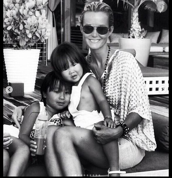 Laeticia Hallyday comblée auprès de ses fille Jade et Joy pour la fête des Mères célébrée le 10 mai 2020 aux Etats-Unis.