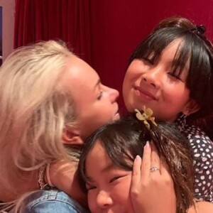 Laeticia Hallyday comblée auprès de ses fille Jade et Joy pour la fête des Mères célébrée le 10 mai 2020 aux Etats-Unis.