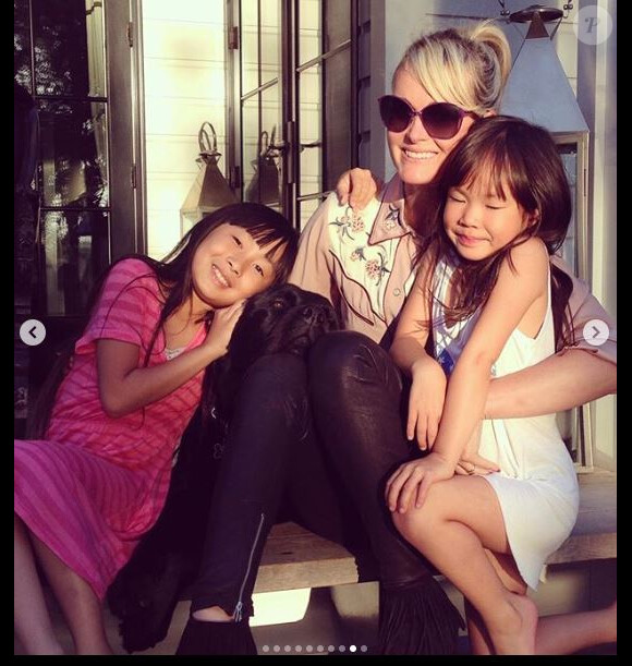 Laeticia Hallyday comblée auprès de ses fille Jade et Joy pour la fête des Mères célébrée le 10 mai 2020 aux Etats-Unis.