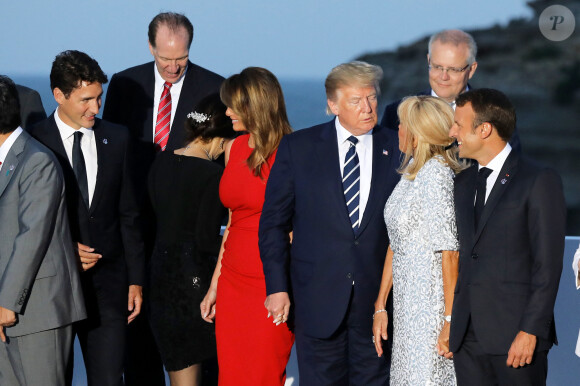 Le Premier ministre canadien, Justin Trudeau, le président américain Donald Trump avec sa femme Melania Trump, le président français Emmanuel Macron avec sa femme Brigitte Macron - Les dirigeants du G7 et leurs invités posent pour une photo de famille lors du sommet du G7 à Biarritz, France, le 25 août 2019. © Dominique Jacovides/Bestimage