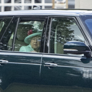 La reine Elisabeth II d'Angleterre et le prince Philip, duc d'Edimbourg, quittent le Royal Lodge Windsor Park après le mariage de la princesse Béatrice et d'Edoardo Mapelli Mozzi à Windsor le 17 juillet 2020.